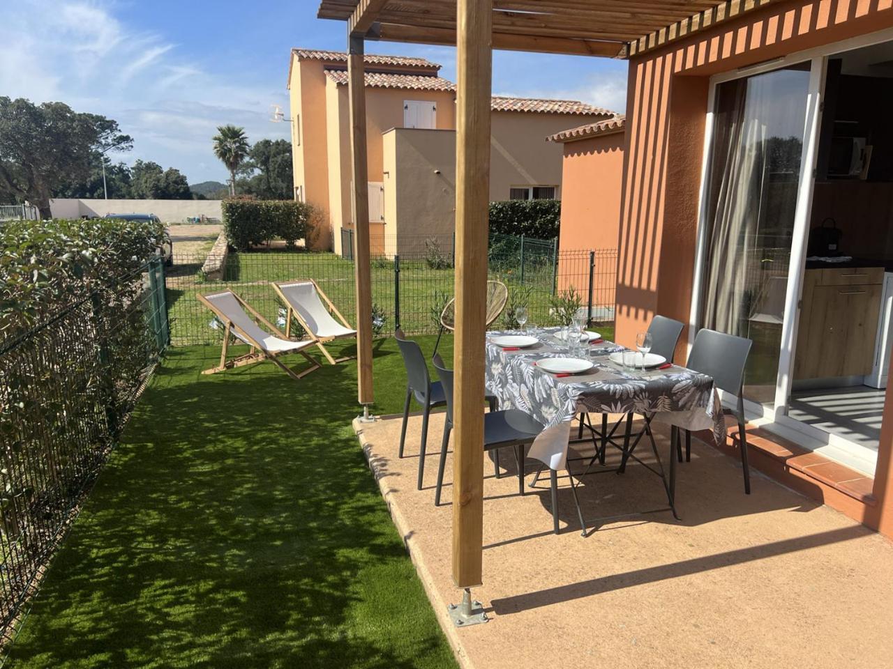 Residence Hoteliere Les Hameaux De Saint Cyprien Appartement 2 Chambres Леччи Екстериор снимка